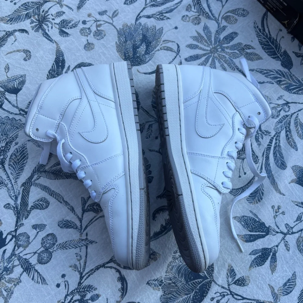 Jordan 1 Mid White Wolf Grey (2016) - Size 9 (554724-112 ) - Picture 6 of 8